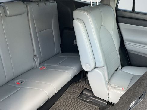 Used 2021 Toyota Highlander XLE AWD/4WD image 46
