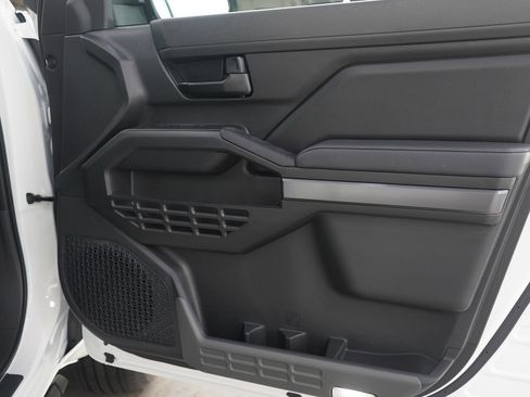 Certified 2025 Toyota Tacoma SR5 AWD/4WD image 12
