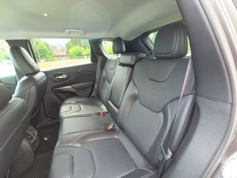 Used 2019 Jeep Cherokee Limited AWD/4WD image 13