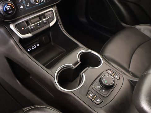 Used 2024 GMC Terrain SLT image 8