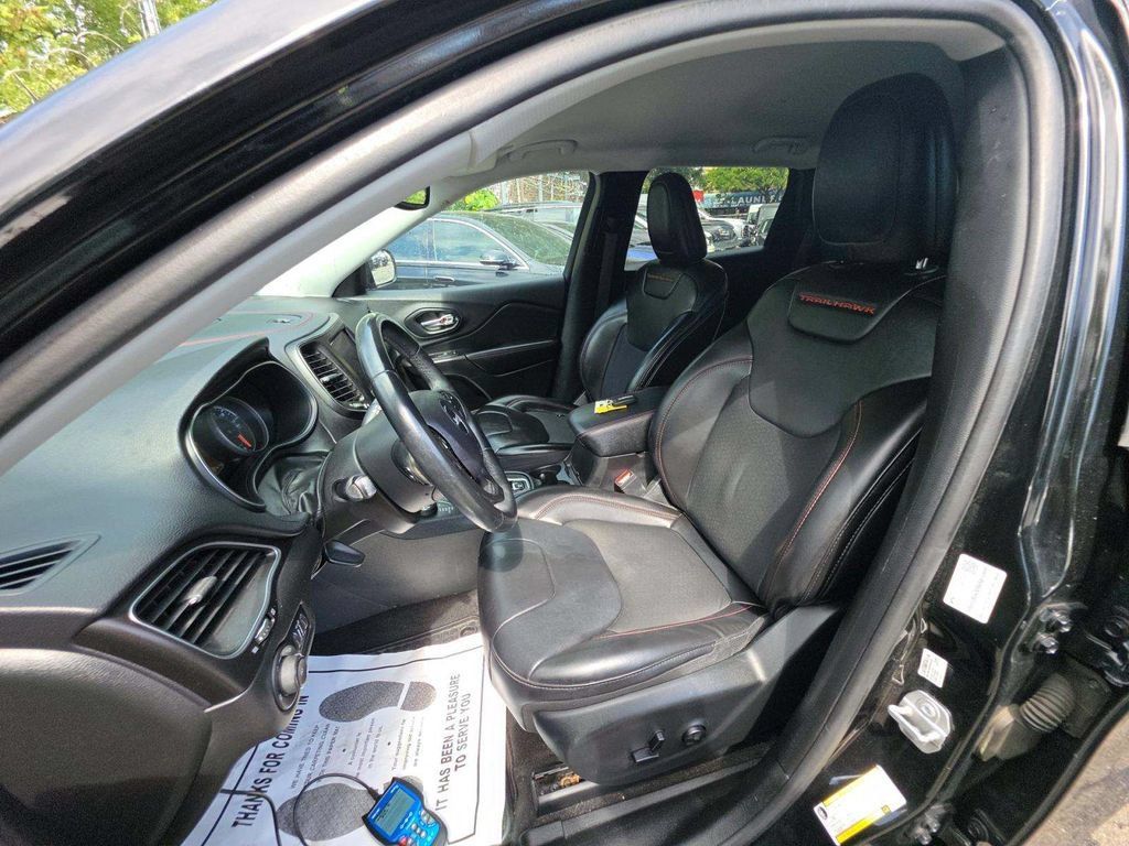 Used 2019 Jeep Cherokee Trailhawk AWD/4WD image 6