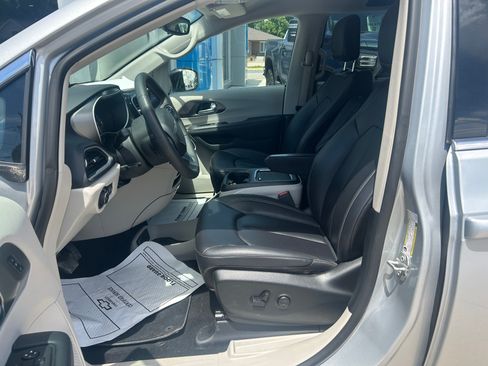 Used 2024 Chrysler Pacifica Touring-L FWD image 16