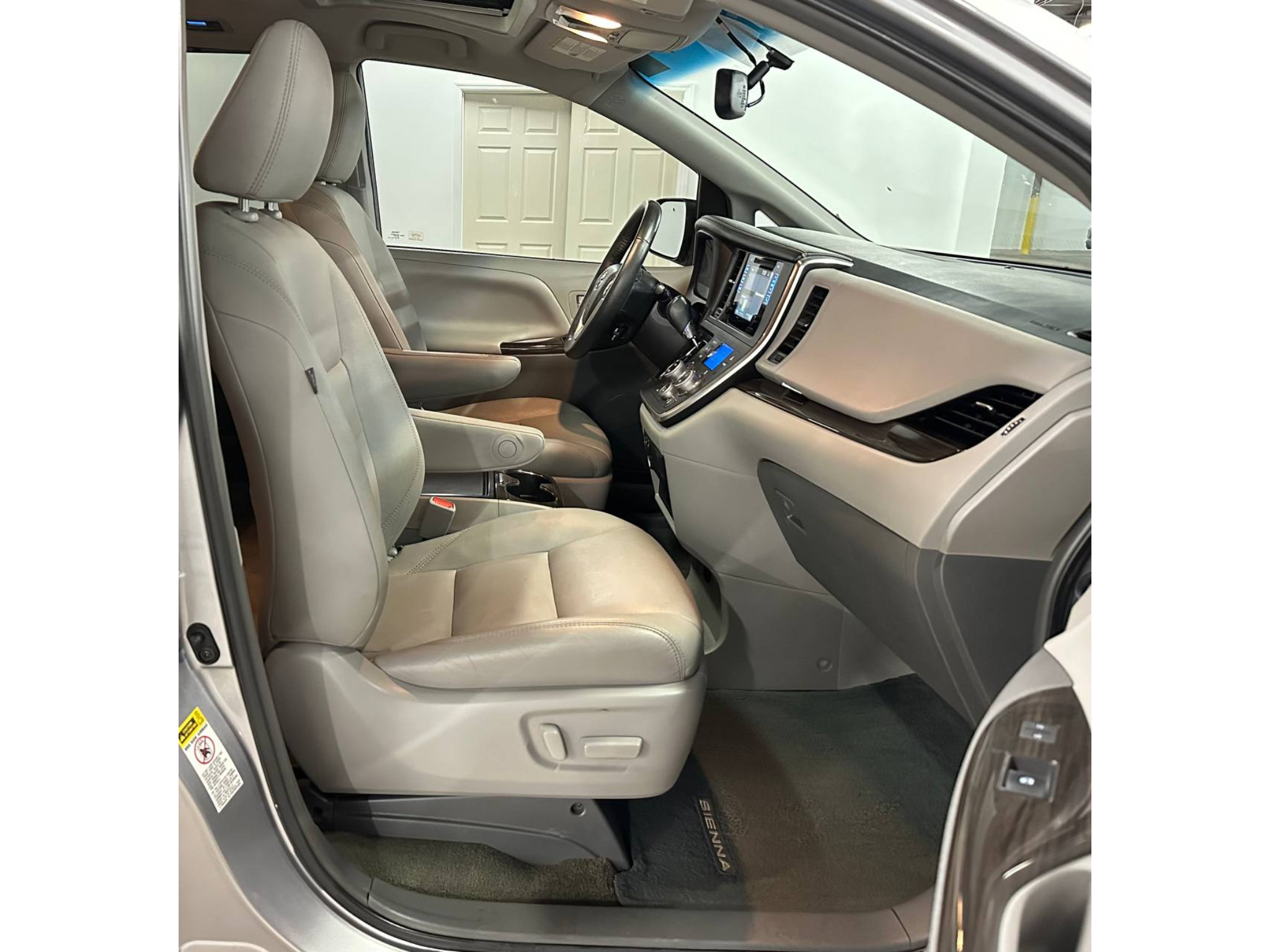Used 2017 Toyota Sienna XLE w/ XLE Navigation Package FWD image 20