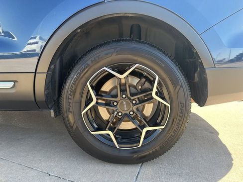 Used 2017 Ford Explorer XLT image 8