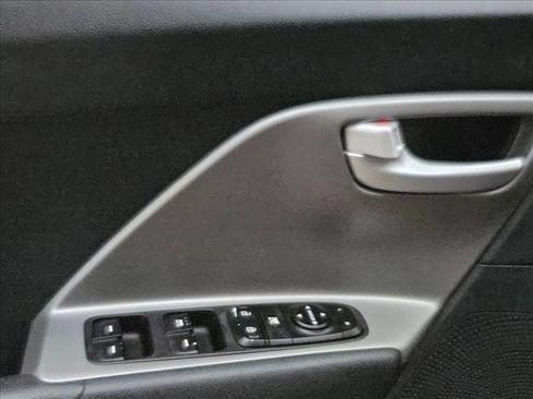 Used 2018 Kia Niro LX image 9