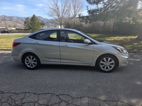 Used 2013 Hyundai Accent GLS w/ Premium Pkg image 6