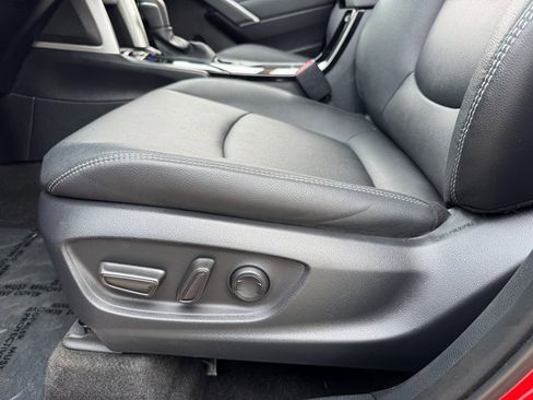 Used 2023 Toyota Corolla Cross XLE w/ Convenience Package image 15