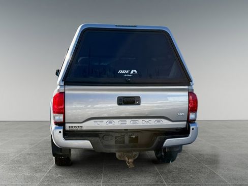 Used 2017 Toyota Tacoma TRD Off-Road image 4