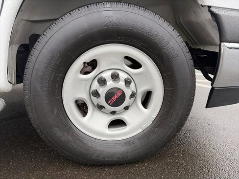 Used 2024 GMC Savana 2500 w/ Driver Convenience Package image 9