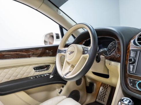 Used 2017 Bentley Bentayga AWD/4WD image 54