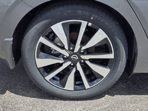 Used 2025 Nissan Sentra SV w/ SV Premium Package FWD image 5