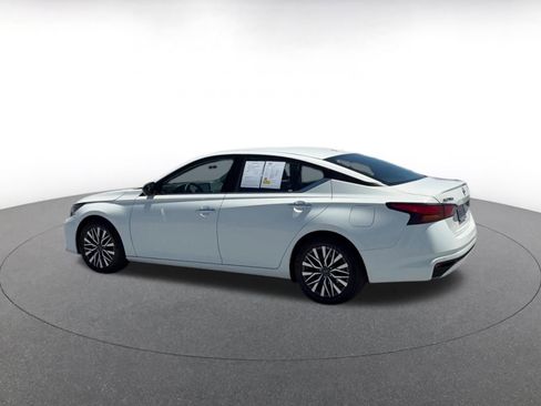 Used 2025 Nissan Altima 2.5 SV FWD image 10