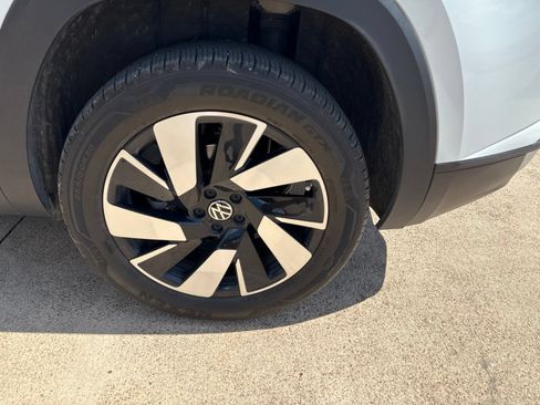 Used 2025 Volkswagen Atlas Cross Sport SE FWD image 9