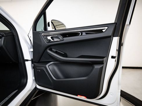 Certified 2025 Porsche Macan S AWD/4WD image 27