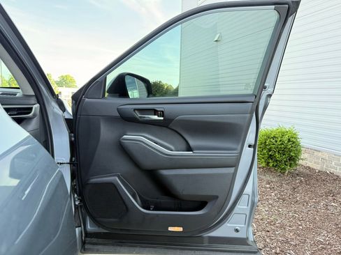 Used 2023 Toyota Highlander XLE image 27