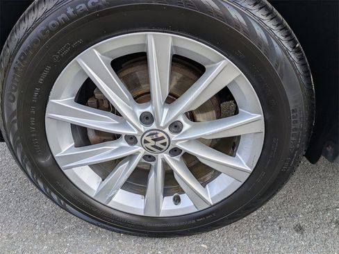 Used 2017 Volkswagen Tiguan S image 9