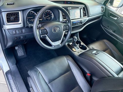Used 2017 Toyota Highlander Limited AWD/4WD image 9