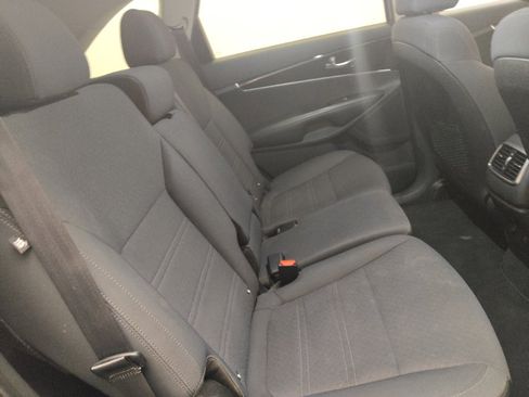 Used 2020 Kia Sorento LX image 19