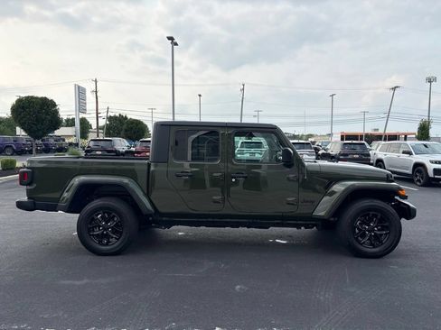 Used 2022 Jeep Gladiator Sport AWD/4WD image 6