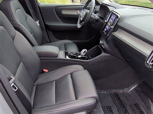 Used 2025 Volvo XC40 B5 Plus image 21