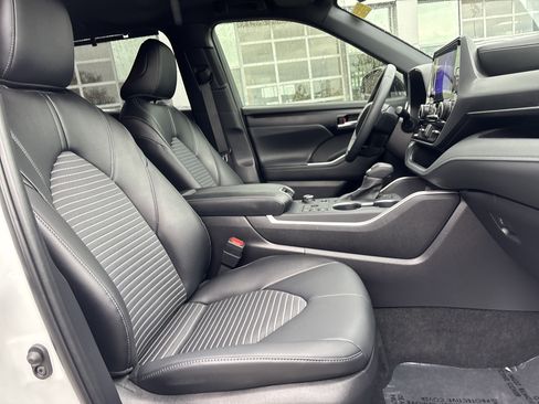 Used 2025 Toyota Highlander XSE AWD/4WD image 29