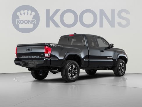 Used 2016 Toyota Tacoma TRD Sport w/ Towing Package AWD/4WD image 4