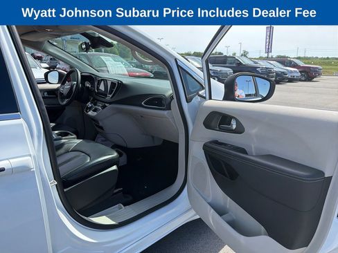 Used 2023 Chrysler Pacifica Touring-L FWD image 32