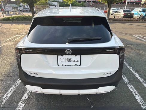 Used 2025 Nissan Kicks SV AWD/4WD image 7
