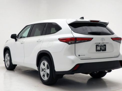 Used 2023 Toyota Highlander LE image 6