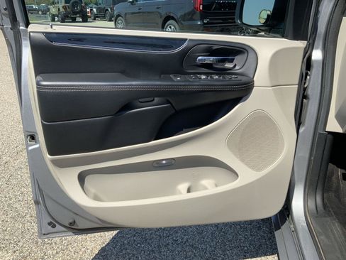 Used 2019 Dodge Grand Caravan SXT FWD image 17