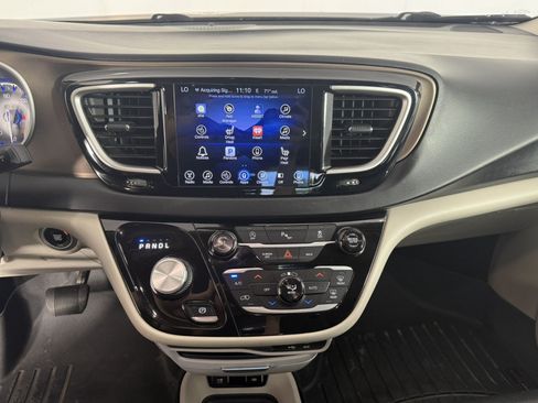 Used 2017 Chrysler Pacifica Touring-L FWD image 19