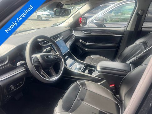 Used 2023 Jeep Grand Cherokee Limited w/ Black Appearance Package AWD/4WD image 3