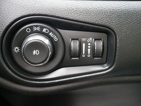 Used 2019 Jeep Renegade Latitude w/ Cold Weather Group image 22