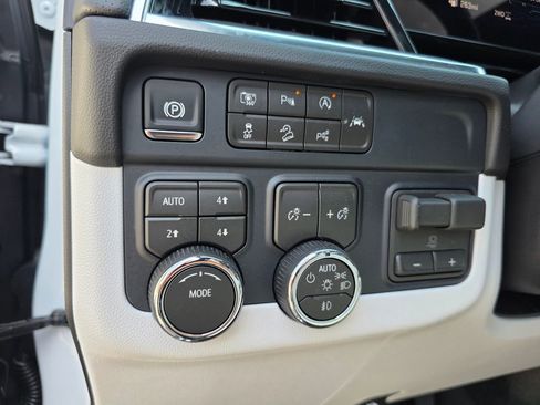 Used 2026 Chevrolet Tahoe Premier w/ Sun And Tow Package AWD/4WD image 17