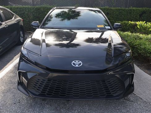 Used 2025 Toyota Camry SE w/ Convenience Package FWD image 5