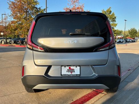 Used 2025 Kia Soul LX w/ LX Technology Package FWD image 7