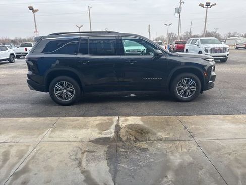Used 2025 Chevrolet Traverse LT image 13