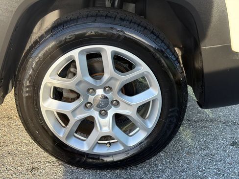 Used 2018 Jeep Renegade Latitude FWD image 10