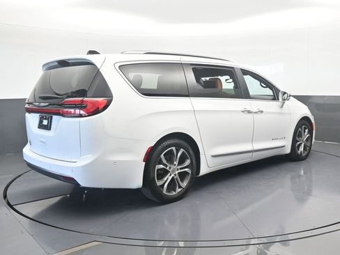 Used 2024 Chrysler Pacifica Pinnacle image 6
