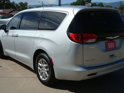 Used 2024 Chrysler Voyager LX FWD image 6