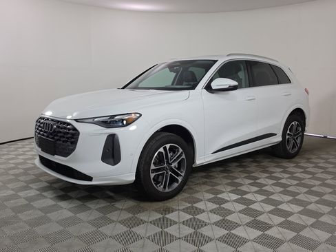 Certified 2025 Audi Q5 Premium w/ Convenience Package AWD/4WD image 3