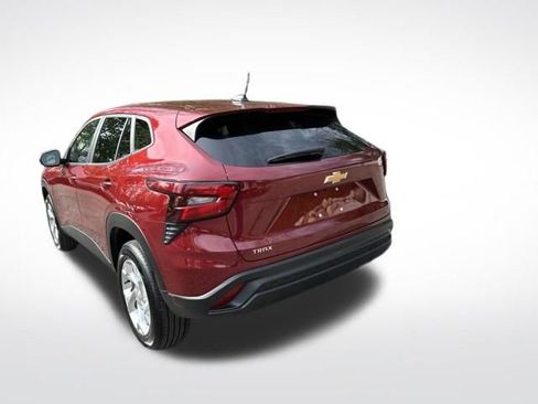 Used 2024 Chevrolet Trax LS w/ LS Convenience Package FWD image 3