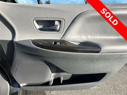 Used 2020 Toyota Sienna XLE image 24
