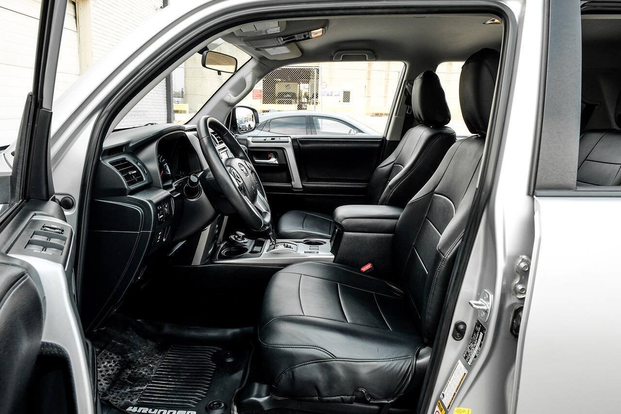 Used 2016 Toyota 4Runner SR5 AWD/4WD image 4