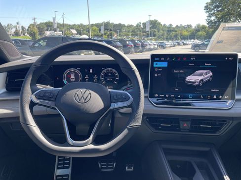 New 2026 Volkswagen Tiguan SE R-Line FWD image 12