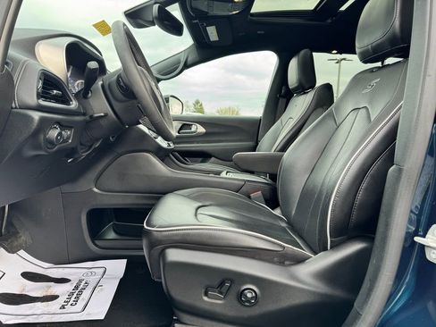 Used 2023 Chrysler Pacifica Limited w/ S Appearance Package AWD/4WD image 19