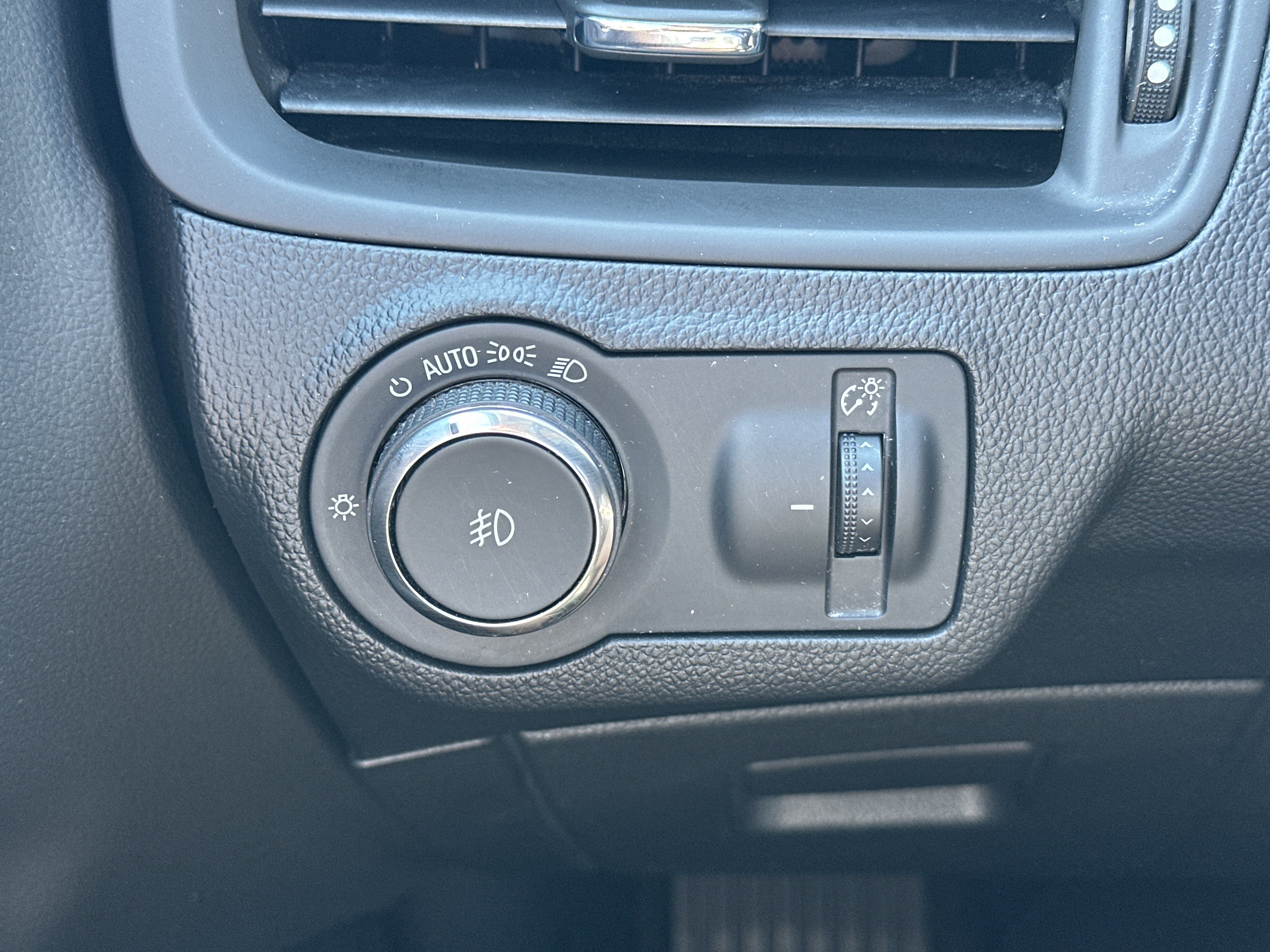 Used 2019 Buick Envision Essence FWD image 29