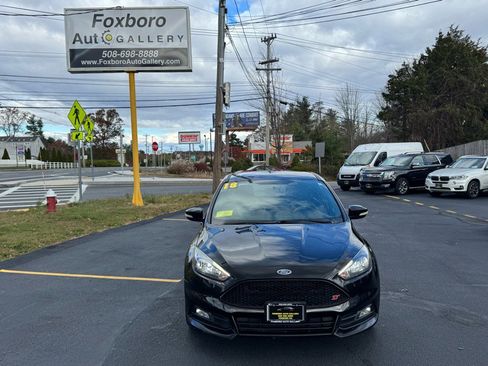 Used 2018 Ford Focus ST image 2