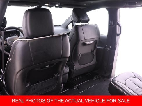Used 2025 Chrysler Pacifica Limited FWD image 11