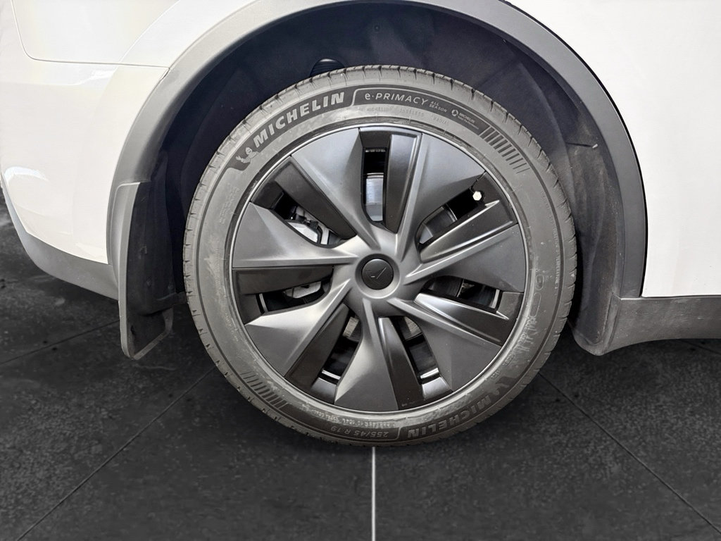 Used 2024 Tesla Model Y Long Range AWD/4WD image 35